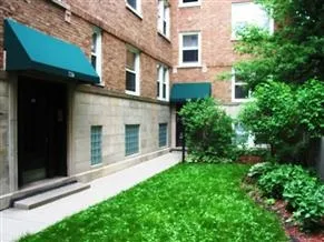 corner view of exterior of Barry Court Apartments at 722-26 West Barry Ave.