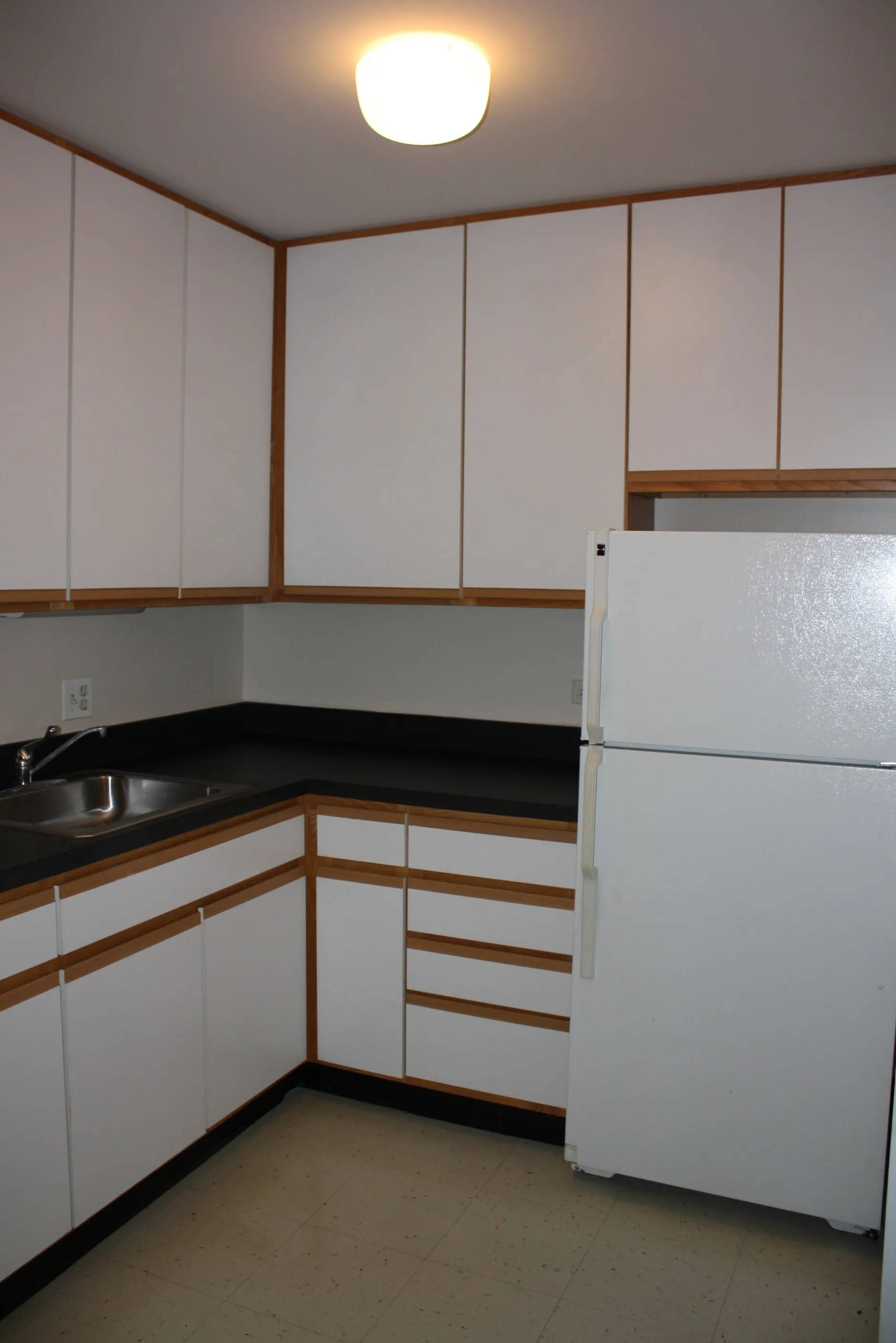 exterior facade of the Bryn Mawr Apartments in Chicago