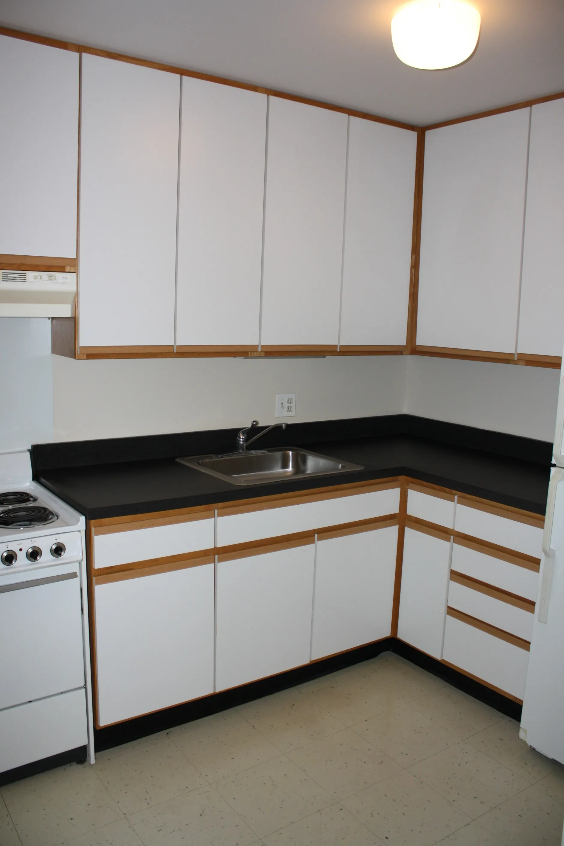 exterior facade of the Bryn Mawr Apartments in Chicago