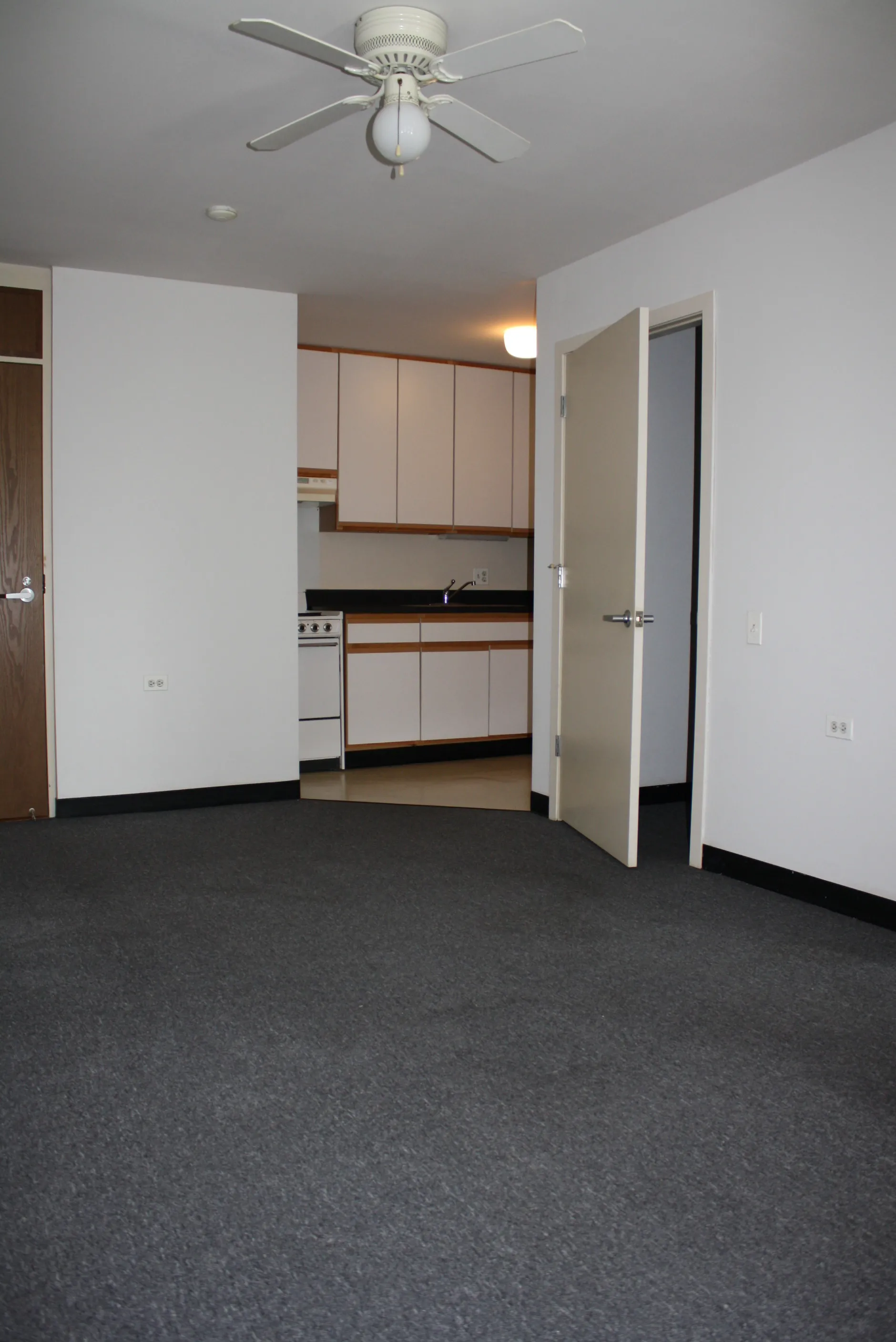 exterior facade of the Bryn Mawr Apartments in Chicago