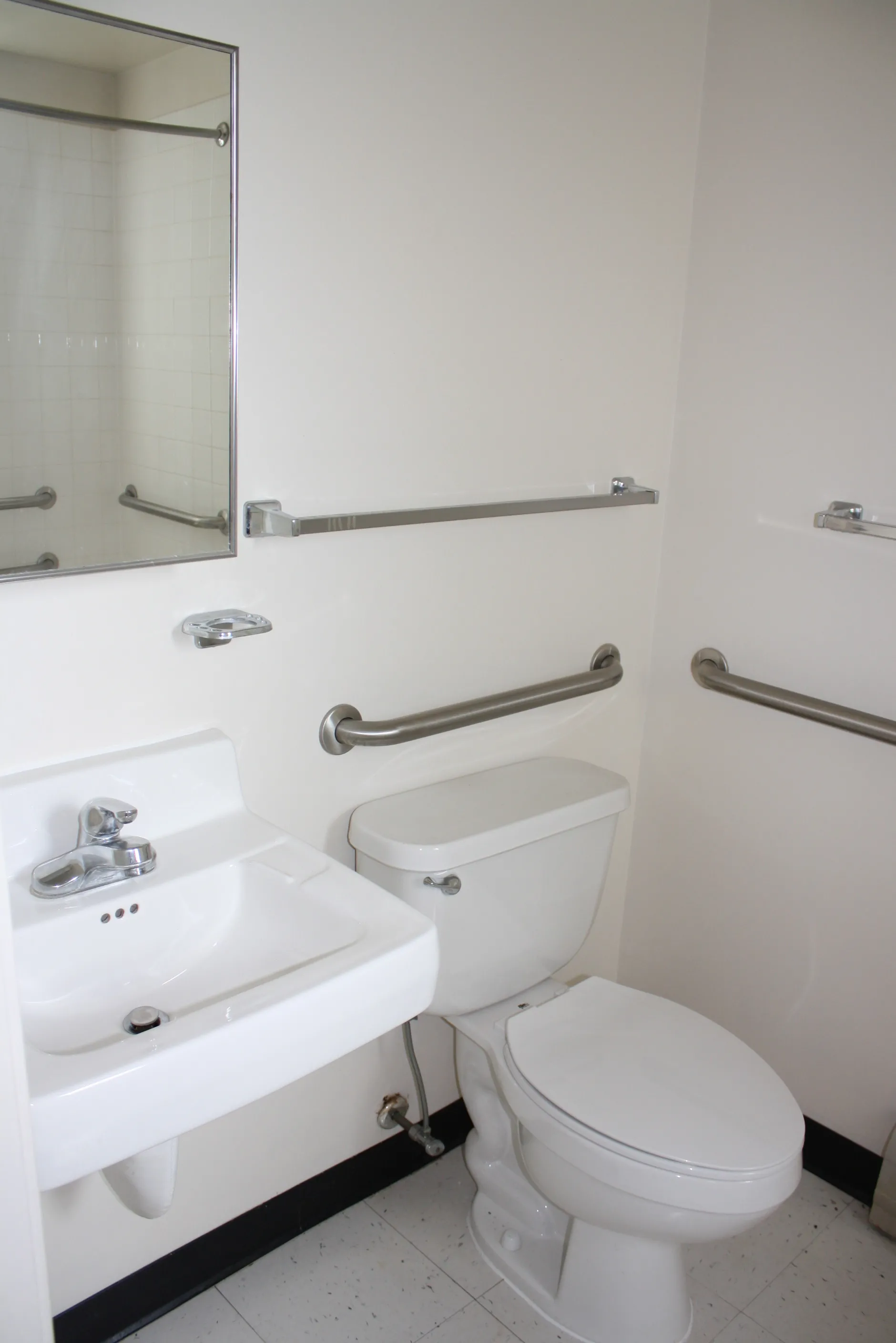 exterior facade of the Bryn Mawr Apartments in Chicago