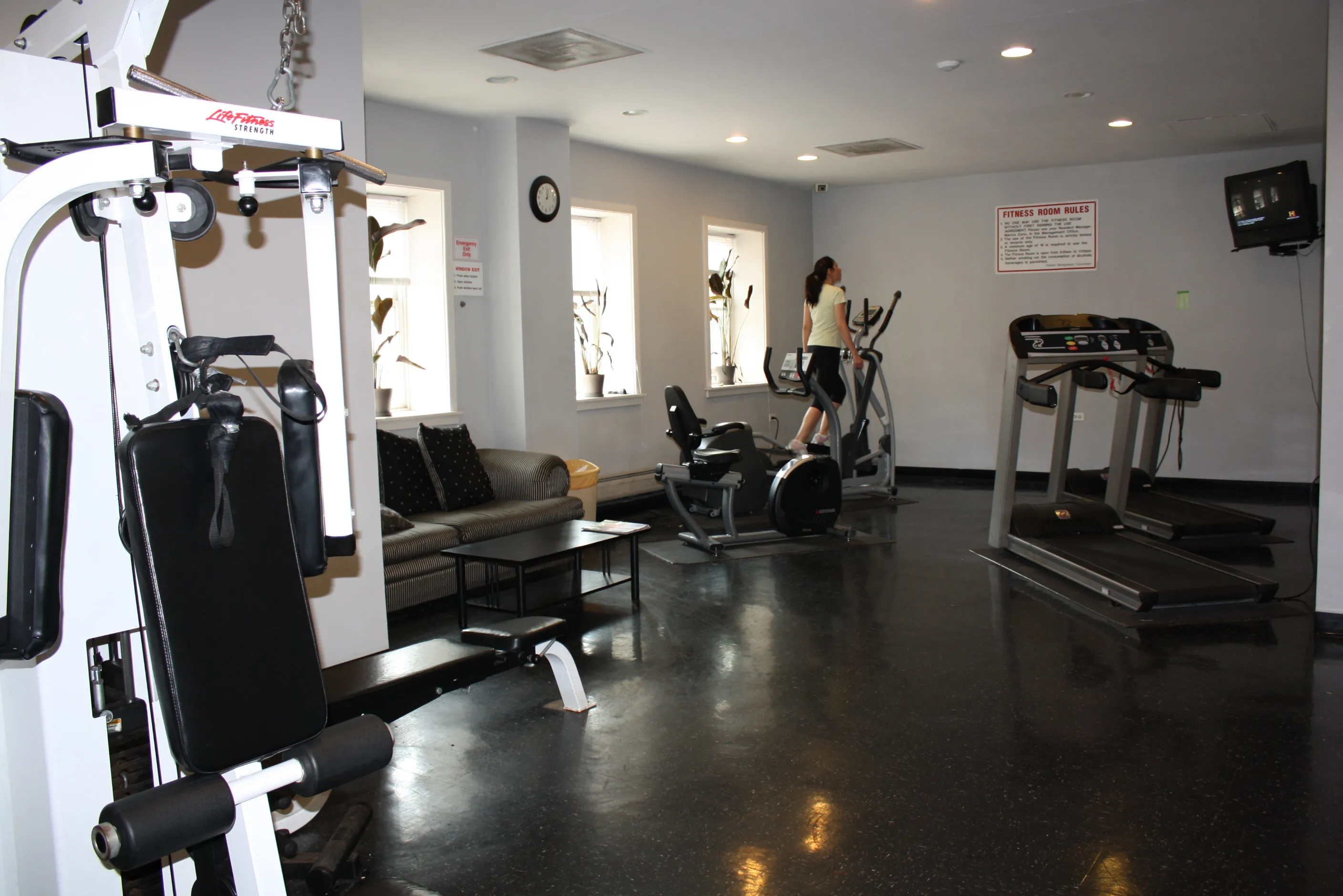 exterior facade of the Bryn Mawr Apartments in Chicago