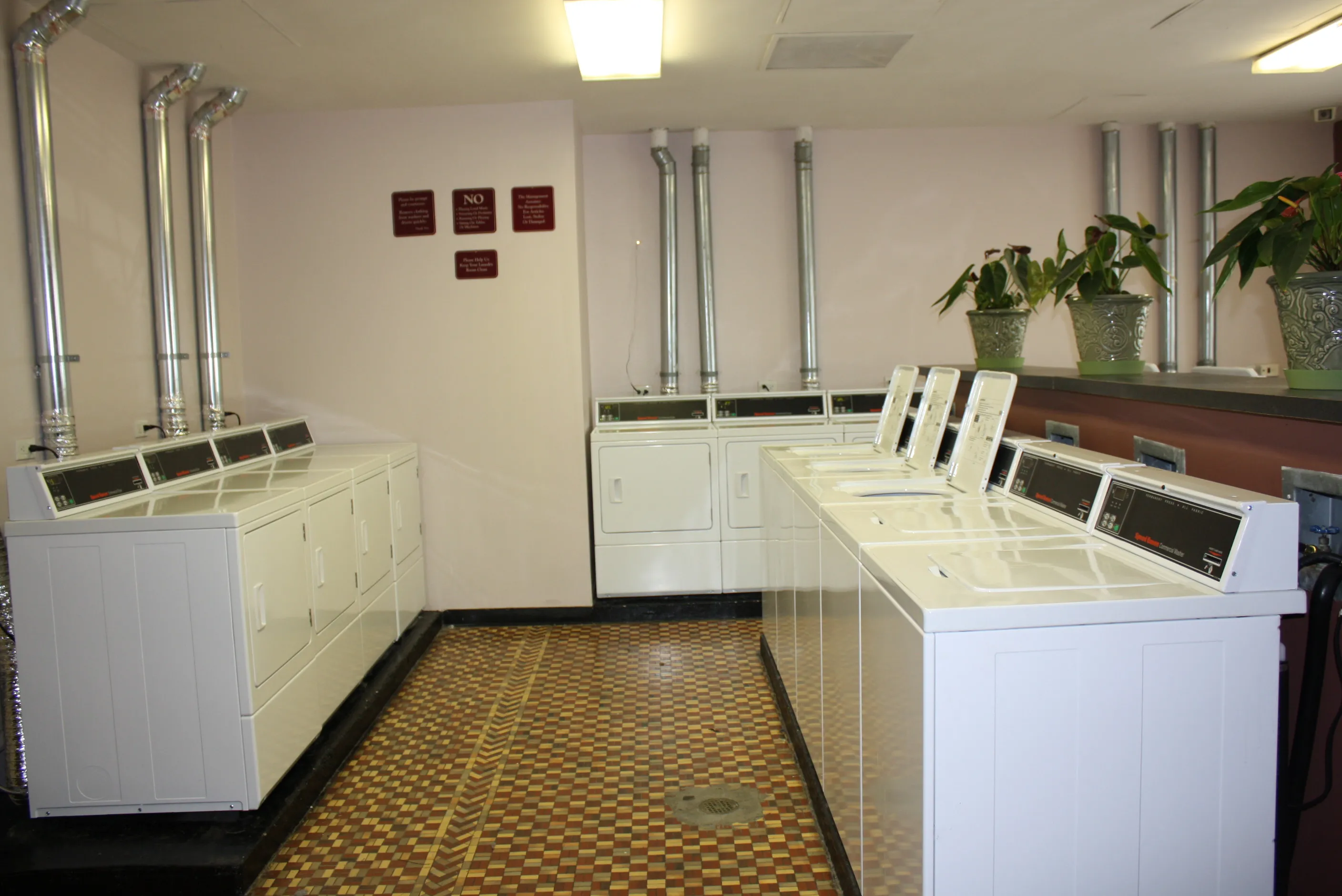 exterior facade of the Bryn Mawr Apartments in Chicago