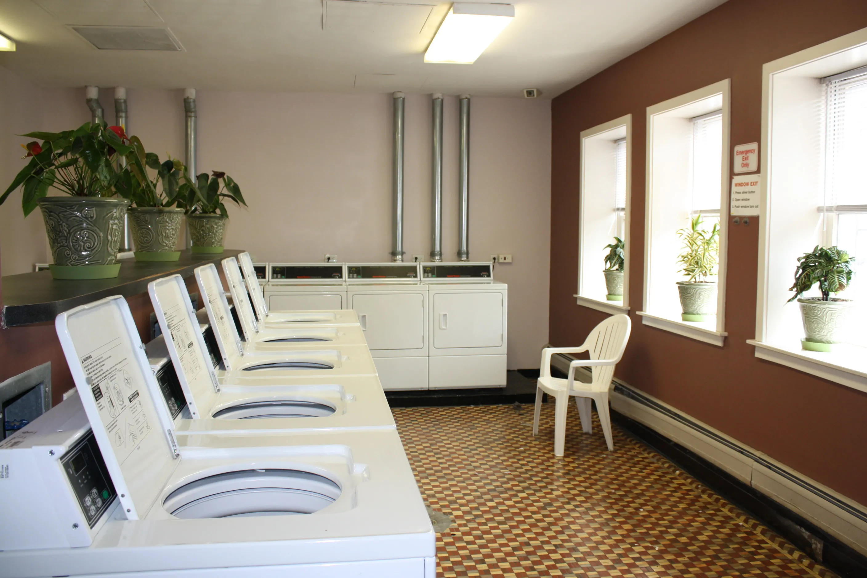 exterior facade of the Bryn Mawr Apartments in Chicago