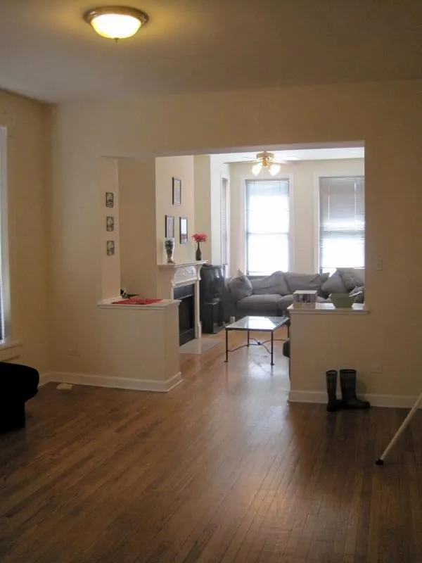 2043 N Sheffield Apartments