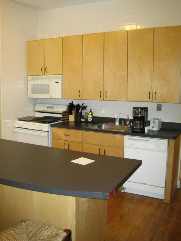 2043 N Sheffield Apartments