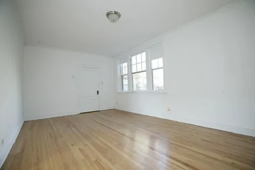 exterior courtyard of 7516-24 N Seeley Apartments in Rogers Park Chicago