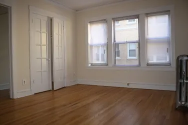 vintage facade of 1357 West Greenleaf Apartments in Chicago