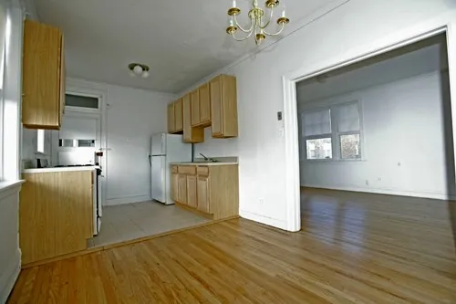 exterior courtyard of 7516-24 N Seeley Apartments in Rogers Park Chicago