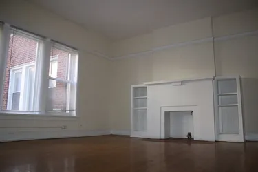 exterior of 6565 N Lakewood Apartments in Rogers Park Chicago