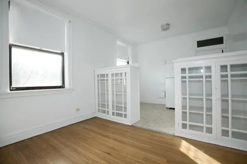 exterior courtyard of 7516-24 N Seeley Apartments in Rogers Park Chicago