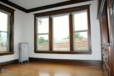 entrance of 6054-56 N Broadway/1207-09 W Glenlake Apartments in Edgewater