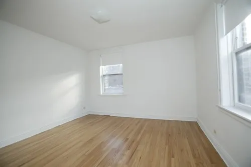 exterior courtyard of 7516-24 N Seeley Apartments in Rogers Park Chicago