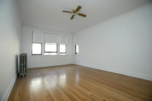 exterior courtyard of 7516-24 N Seeley Apartments in Rogers Park Chicago