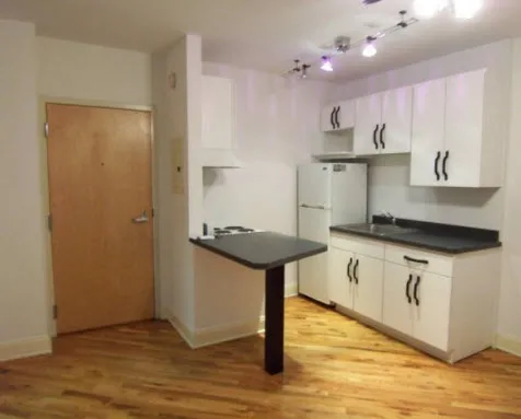 840 West Montrose Apartments