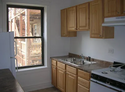 perfectly manicured landscaped courtyard at 2516 North Kedzie Apartments