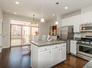 720 W EVERGREEN AVE 60610-Townhouse For Rent-Chicago-IL