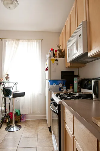 red brick exterior of the the streetside of 2247 Ridge Apartments