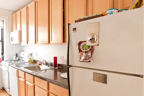 courtyard  and red brick facade of 2121 Ridge Apartments