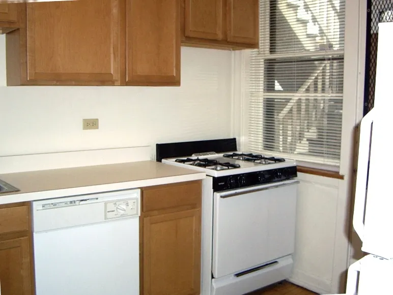 red brick exterior of 4615-4633 North Damen Apartments