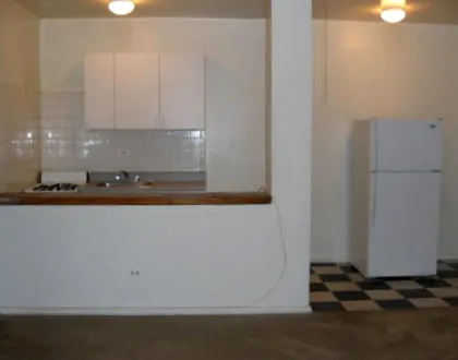 light brown brick exterior of 4756 North Maplewood Apartments 