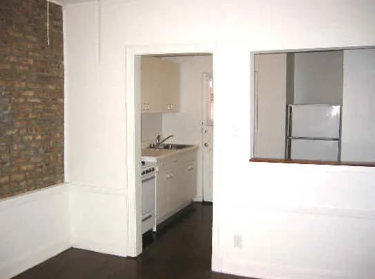 landscaped courtyard at 3740-3750 North Pine Grove Apartments