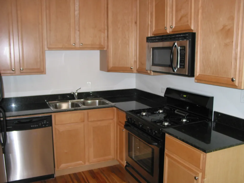 entry to courtyard at Buena Terrace Apartments in Uptown Chicago