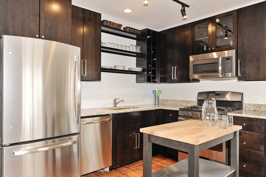 kitchen and island at Ravenswood Terrace Apartments in Chicago