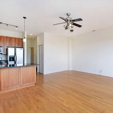 exterior front of 1500 North damen Apartments in Wicker Park Chicago