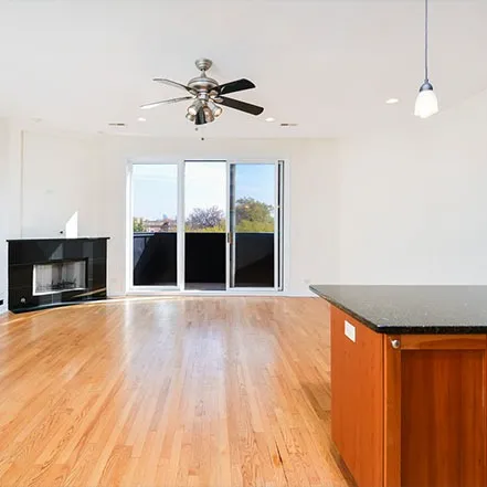 exterior front of 1500 North damen Apartments in Wicker Park Chicago