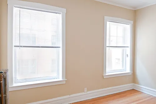 landscaped courtyard of 1509 Hinman Apartments in Evanston Illinois
