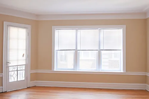 landscaped courtyard of 1509 Hinman Apartments in Evanston Illinois