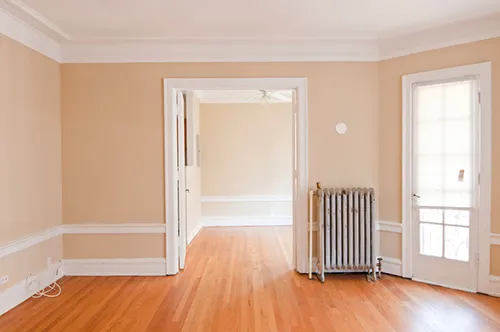 landscaped courtyard of 1509 Hinman Apartments in Evanston Illinois