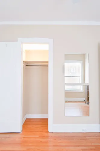 landscaped courtyard of 1509 Hinman Apartments in Evanston Illinois