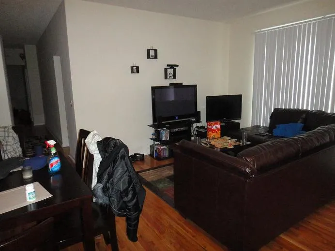 entry to courtyard at Buena Terrace Apartments in Uptown Chicago