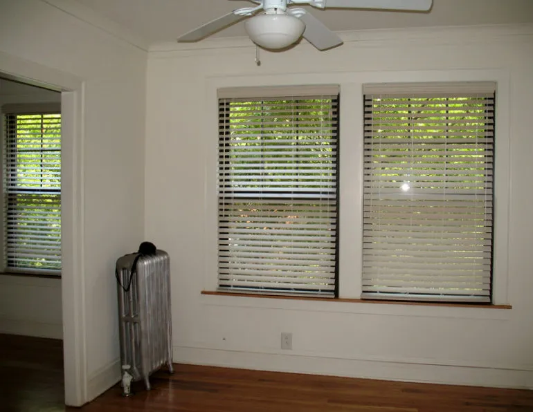courtyard with trees, bushes and dark brick building at 921-929 W Oakdale