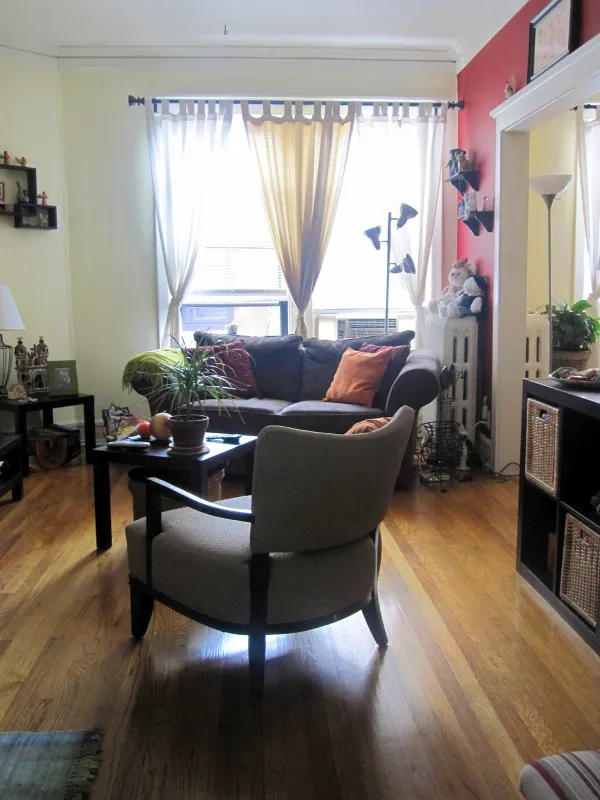 red brick exterior of 4615-4633 North Damen Apartments