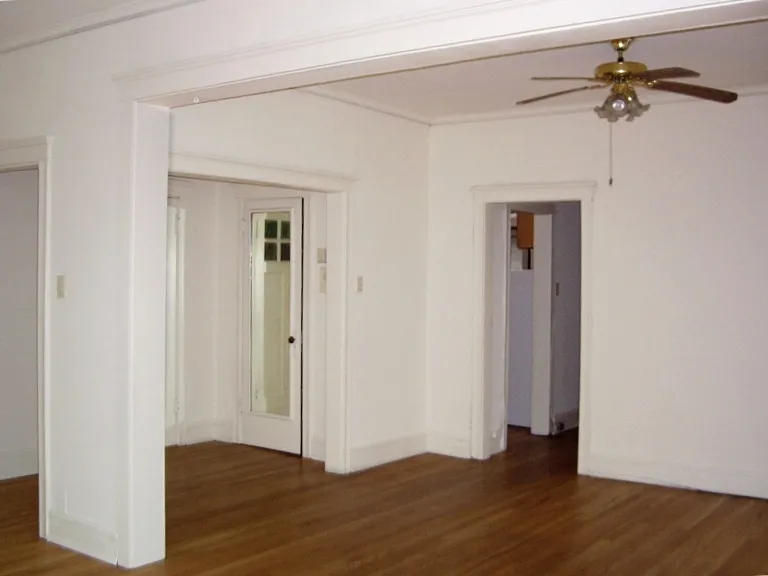 red brick exterior of 4615-4633 North Damen Apartments