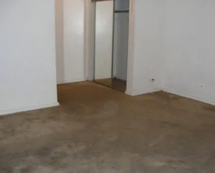 light brown brick exterior of 4756 North Maplewood Apartments 