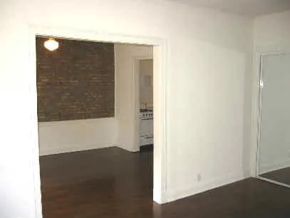 landscaped courtyard at 3740-3750 North Pine Grove Apartments