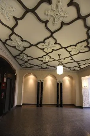 exterior of The Coronado Apartments located at 1061 West Rosemont in Edg