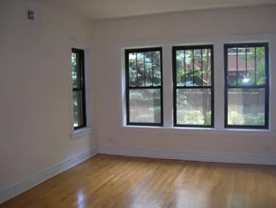 perfectly manicured landscaped courtyard at 2516 North Kedzie Apartments