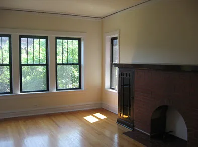 perfectly manicured landscaped courtyard at 2516 North Kedzie Apartments