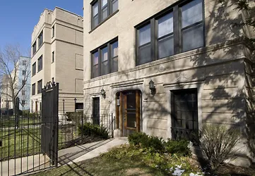 exterior of 6037-6043 N Kenmore Apartments in Edgewater Chicago