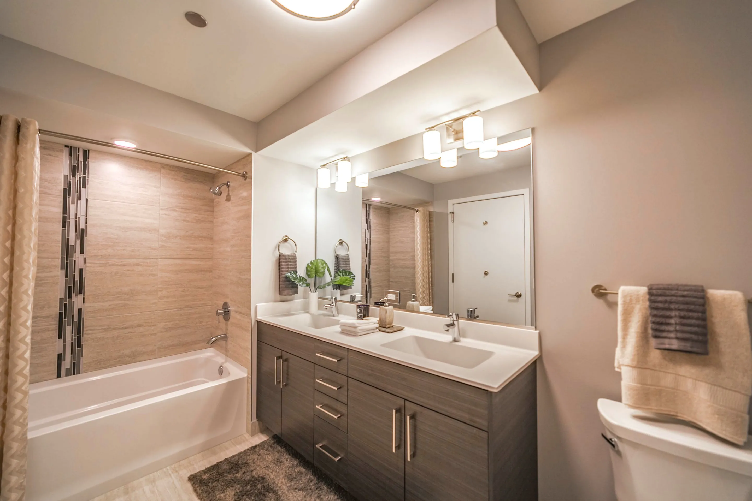 fitness room with cardio equipment at at Niche 905 Apartments in Chicago