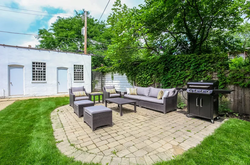 light brown exterior of 2852 West Shakespeare Apartments