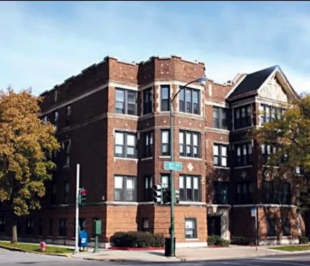 corner view of the vintage Plaza On The Park Apartments in Bronzeville