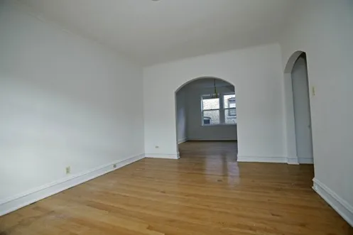 living room of 1712 West Albion Apartments in Rogers Park Chicago