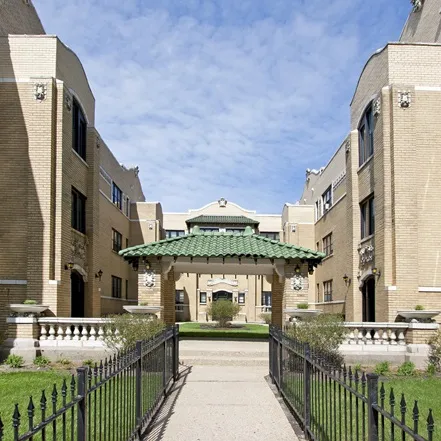 landscaped courtyard at Irving Courts by Reside Apartments at 718 W Irving