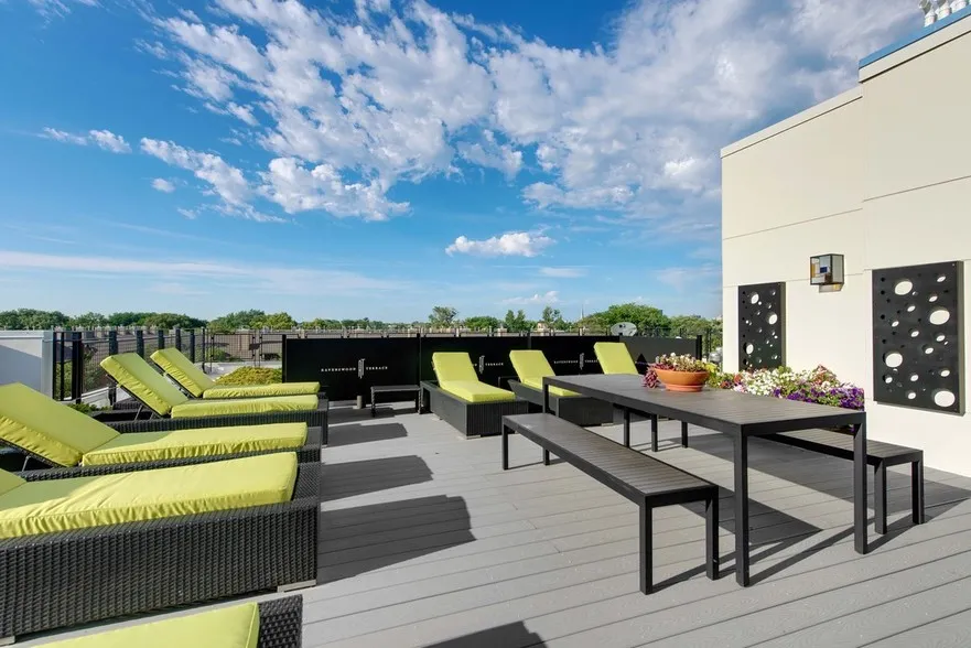 roof deck at Ravenswood Terrace Apartments in Chicago